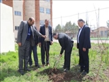 غرس نهال یادبود شهدای دانش آموز استان آذربایجان شرقی توسط مدیرکل نوسازی مدارس استان
